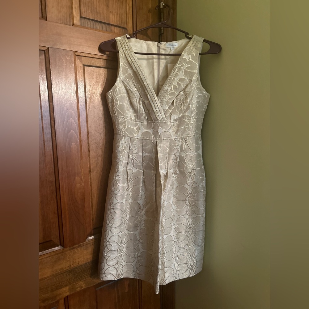 Shoshanna. size 2, fit and flare, gold brocade mini-mid length. NWT. Never worn